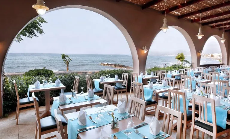 Terrasse des Hauptrestaurants am Strand des blauen Meeres