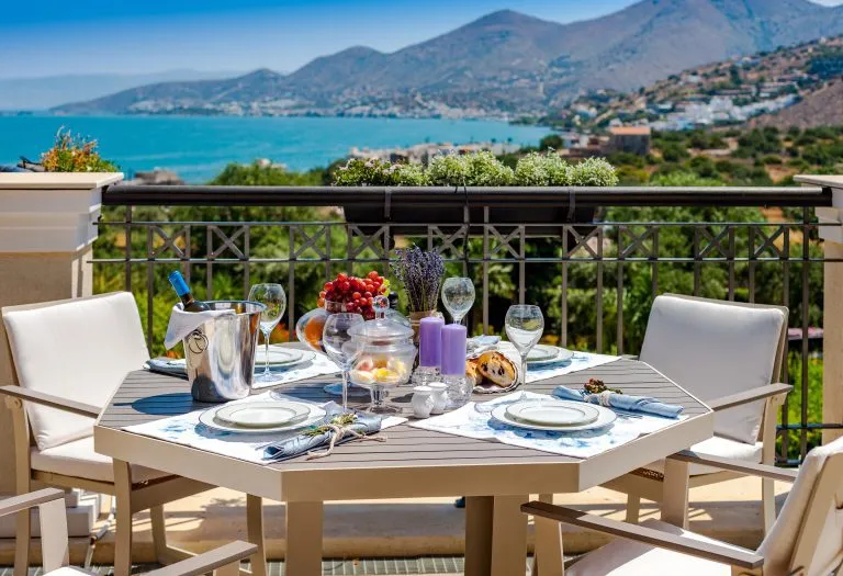 Romantische Tischdekoration auf Kreta